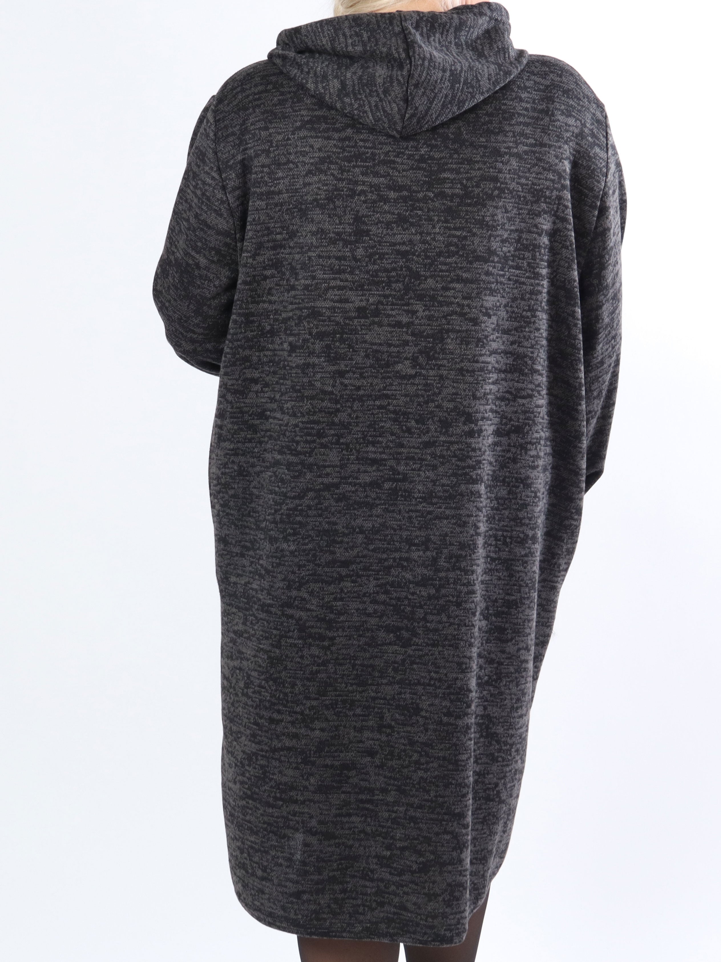 Sarita - Plus size klänning med huva och guldfärgade bokstäver